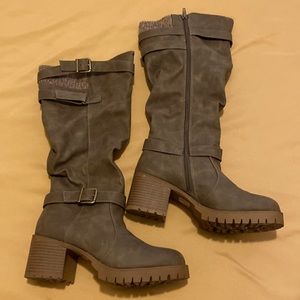 Chicago womens 6.5 winter boots. Excellent condition, worn once.